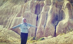 Berfoto di pantai Tebing Lombok, sumber ig @renisuksesselalu