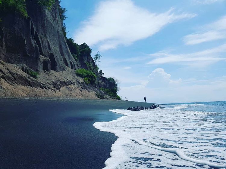 Pasir hitam di pantai Tebing Lombok, sumber ig @chyo_sastrowardoyo
