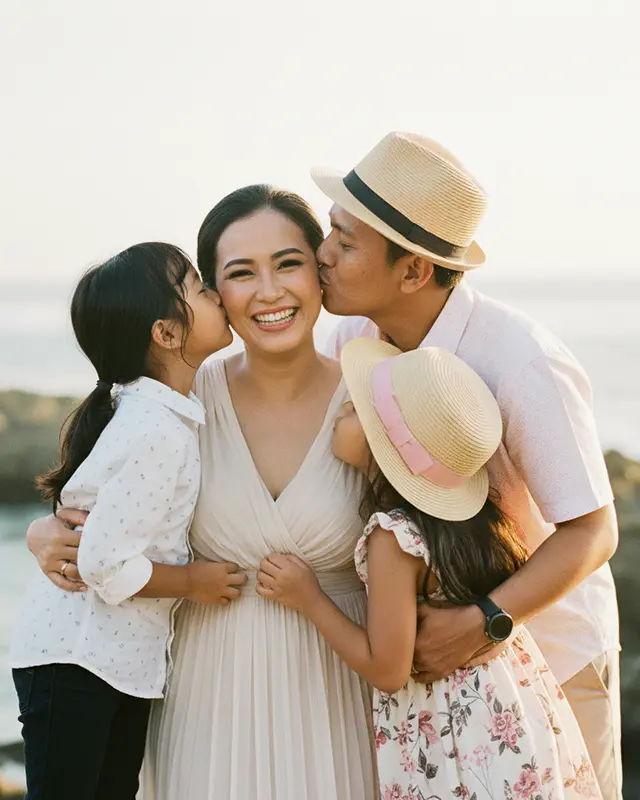 senyuman paket tour lombok 1 hari oleh keluarga harmonis di pinggir pantai